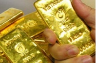 Vàng thế giới tăng, trong nước bị ghìm giá