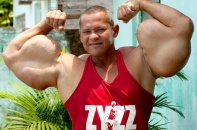 Người đàn ông có bắp tay "khủng" như thủy thủ Popeye