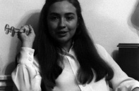 Giới trẻ Mỹ “phát sốt” với ảnh bà Hillary Clinton thời sinh viên
