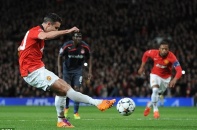 Robin van Persie lập hat trick lịch sử đưa MU vào tứ kết Champions League