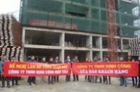 Sky Garden: Khách hàng chăng biển bên đống sắt hoang tàn
