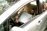 Tài xế tông cột điện rồi ngả ra ngủ ngon lành trong xe