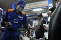 Xăng giữ giá, giá dầu đồng loạt giảm từ 1/4