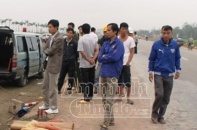 Nửa đêm. đi bộ trên quốc lộ bị môtô đâm chết