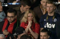 Fan nữ xinh đẹp của M.U gây sốt ở trận gặp Bayern