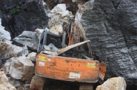 Thanh Hóa: Khối đá đè bẹp xe xúc, lái xe tử vong tại chỗ