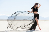 Siêu mẫu Ngọc Quyên khoe chân dài trên sa mạc