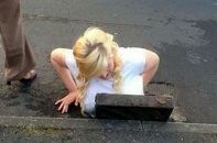 Thiếu nữ mắc kẹt ở miệng cống vì cố lấy chiếc iPhone 5S