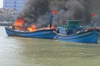 Cháy tàu du lịch trên vịnh Hạ Long
