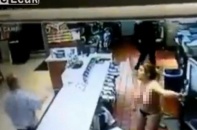 Cửa hàng McDonald"s bị cô gái bán khỏa thân đập phá điên cuồng