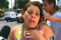 Một phụ nữ Brazil bị giật dây chuyền khi đang trả lời phỏng vấn trực tiếp