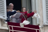 Vatican dùng chim ưng để bảo vệ bồ câu của Giáo hoàng