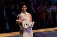 Siêu mẫu Xuân Lan bế con gái trình diễn catwalk