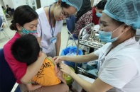 Hàng nghìn trẻ cuống cuồng tiêm phòng sởi và điệp khúc giá như…