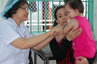 “Sính” vaccine sởi dịch vụ, “né” vaccine miễn phí