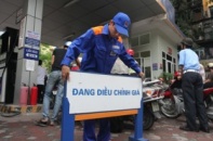 Xăng tăng giá lên mức kỷ lục 24.900 đồng/lít