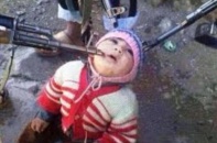 Bức ảnh em nhỏ Syria bị dí súng đe dọa gây tranh cãi