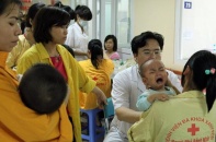 Rơi nước mắt cảnh các cháu nhỏ gồng mình chống dịch sởi
