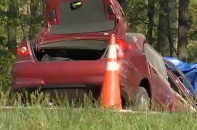 Một phụ nữ tử vong vì mải cập nhật Facebook "húc" vào xe tải