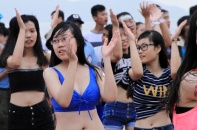 Bạn trẻ nhảy flashmob bikini bãi biển mừng mùa Du lịch biển Đà Nẵng