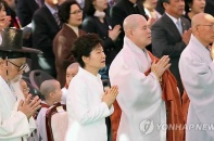 Lễ Phật Đản: Tổng thống Hàn Quốc “tái xin lỗi” nạn nhân phà Sewol