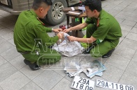 Đột kích xưởng làm biển số giả tứ quý, biển số đẹp như thật