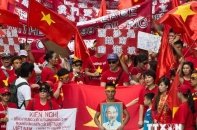 Người Việt tại Hong Kong viết thư bằng máu, biểu tình phản đối Trung Quốc