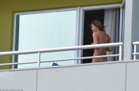 Lộ ảnh cầu thủ đội tuyển Anh dắt "gái" về phòng?