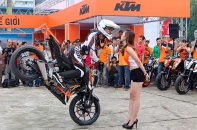 Thót tim màn trình diễn bốc đuôi xe hôn PR xinh đẹp