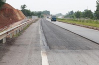 Hằn lún vệt bánh xe: Bộ trưởng mất ngủ, nhà thầu hoang mang