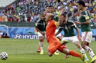 Hà Lan vs Mexico:  Miguel Herrera đòi đuổi trọng tài vì cú ngã của Robben