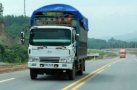 Đầu gấu áp tải containner, xe quá tải chạy vào cao tốc Nội Bài - Lào Cai