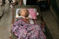 Cộng đồng mạng dậy sóng việc cụ bà hơn 80 tuổi ốm yếu bị bỏ mặc ngoài cửa