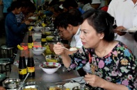 Phu nhân Chủ tịch nước xếp hàng ăn cơm 2.000 đồng cùng người lao động nghèo