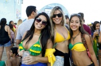 Brazil lấn lướt Colombia bằng... nữ CĐV xinh đẹp, gợi cảm