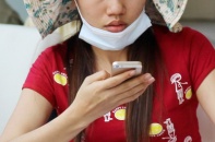 Cô gái mạo hiểm đu cây thoát chết khỏi đám cháy tiệm giày