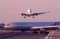"Thót tim" máy bay Boeing 767-300 suýt đâm Airbus A340 trên đường băng