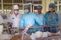 Bí thư Hà Nội thăm hỏi chiến sĩ và thân nhân trong tai nạn máy bay