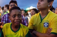 Cổ động viên Brazil rơi lệ sau khi đội nhà thảm bại trước Đức