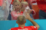 Con trai Robben rơi lệ khi Hà Lan bị Argentina loại sau loạt "đấu súng"