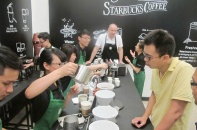 Starbucks Hà Thành hút dân sành cafe?