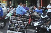 Nguy cơ hỏng mắt khi dùng kính rởm bán dạo