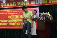 Cảnh sát giao thông Hà Nội học đỡ đẻ trên đường phố