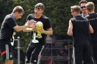 Cầu thủ Đức lúc phấn khích đã làm hỏng Cúp vàng