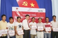 Nam Cường trao tặng 200 triệu đồng tới ngư dân Đà Nẵng, Quảng Ngãi
