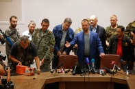Bàn giao hộp đen MH17 cho Malaysia