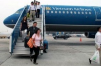 Khách Vietnam Airlines lại tí toáy mở cửa thoát hiểm
