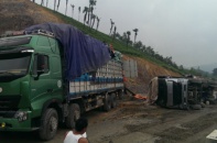 Đầu gấu hộ tống xe hổ vồ xé nát đường cao tốc đang thi công