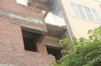 Sống bất an với biệt thự bỏ hoang