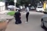 Thán phục cô gái bắt kẻ sàm sỡ quỳ gối xin lỗi giữa đường